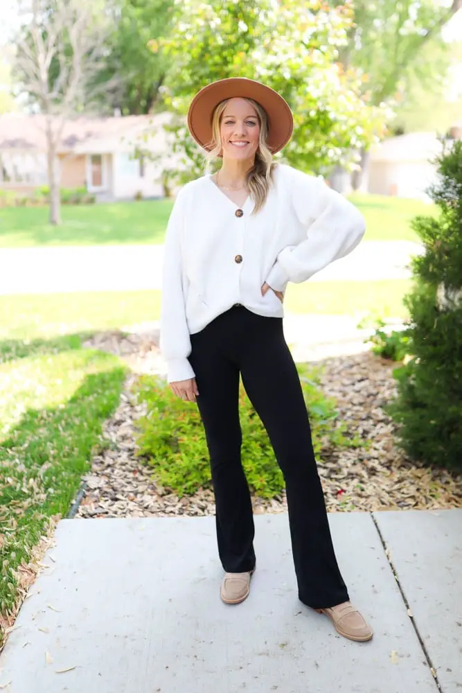 Black Flare Leggings with Oversized Cardigan Black Flare Leggings with Oversized Cardigan — Simple Flare Leggings Outfits