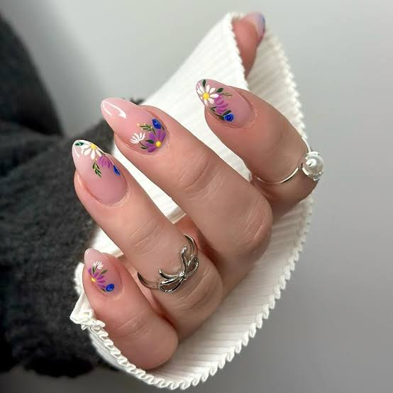 Field Flowers Medium Almond Nails, миндаль — Simple Floral Nails
