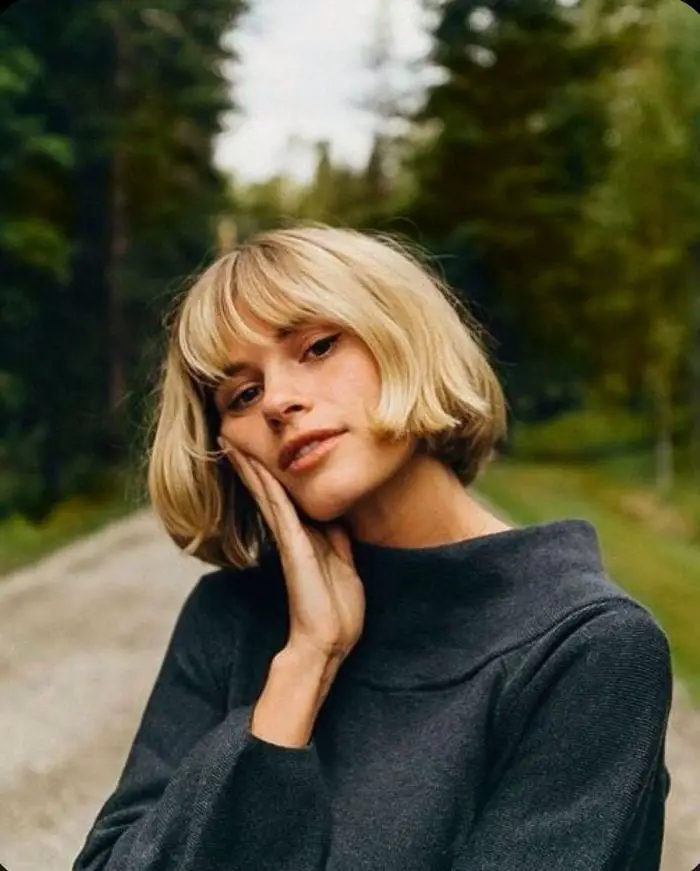 Ash Blonde Chin Bob With Wavy Texture — Simple French Bob
