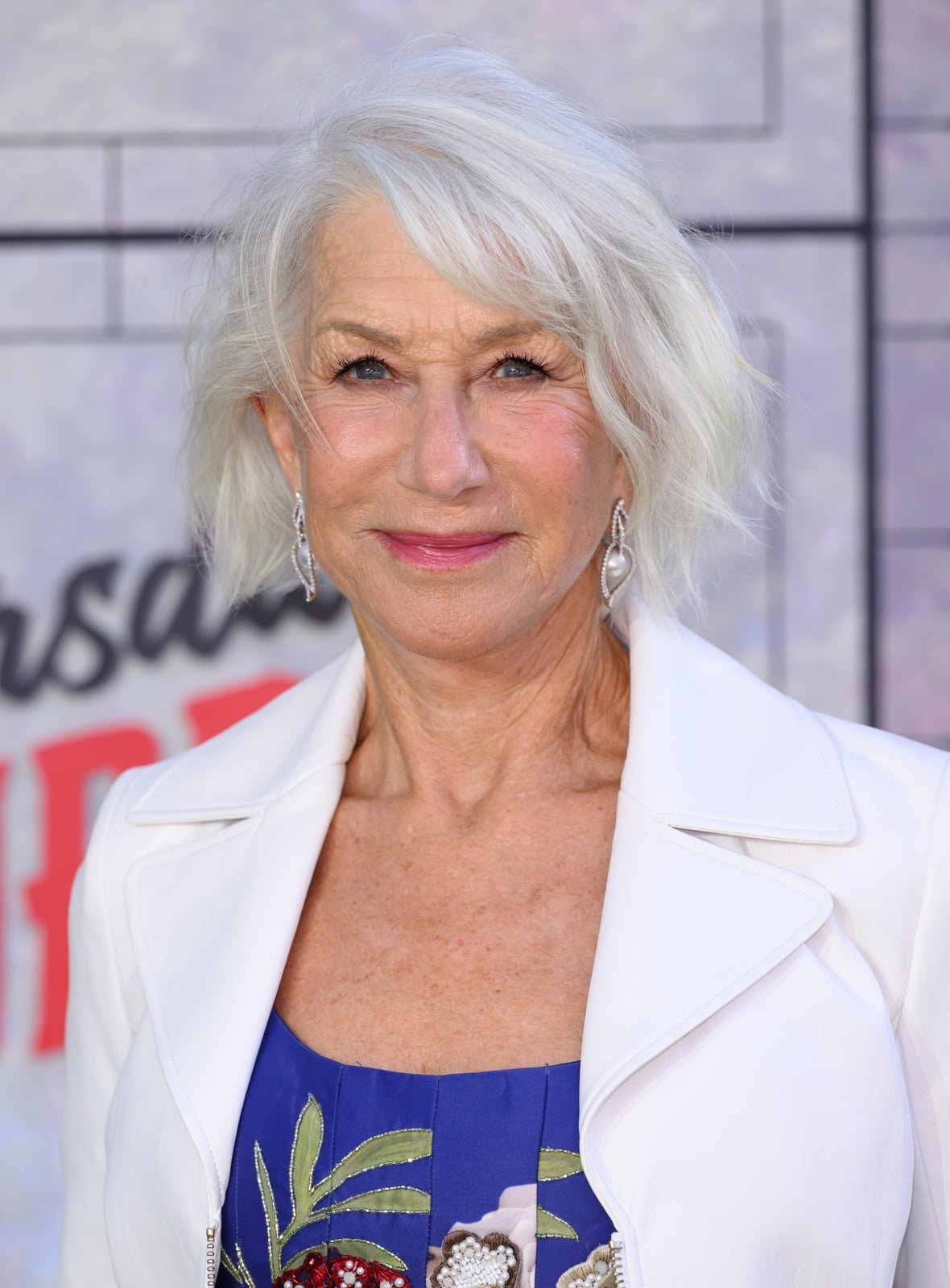 Silver Collarbone Bob With Curtain Bangs — Simple French Bob