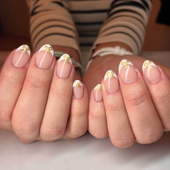 Medium Almond White French Gold Bows Medium Almond White French Gold Bows — Simple French Nails