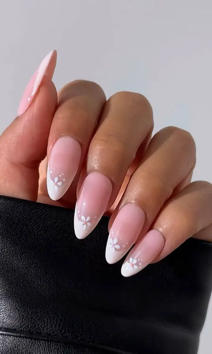 Medium Almond Nails with White Floral French Tips, миндаль — Simple French Tip Nails