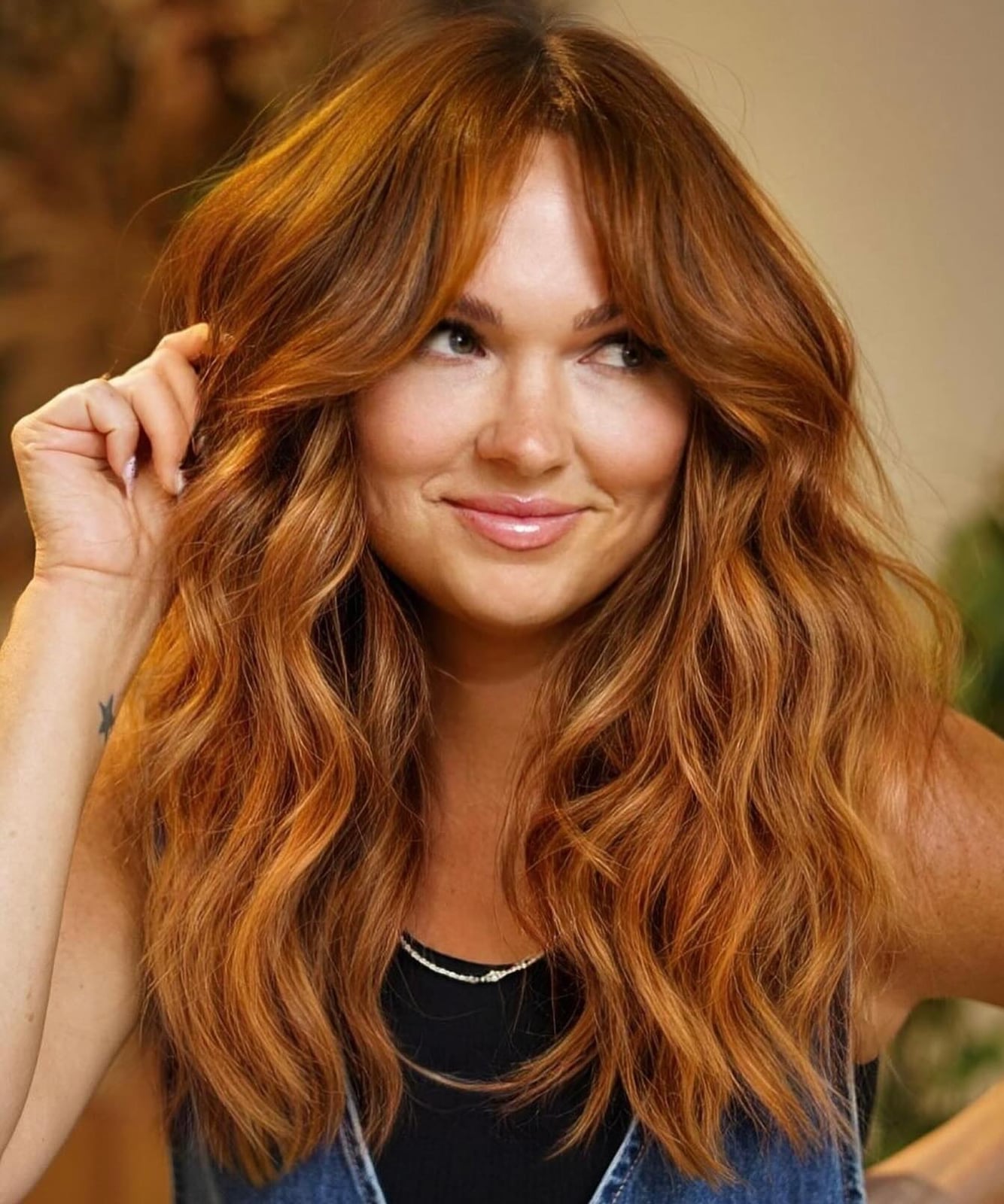 Collarbone Lob With Wavy Texture And Curtain Bangs Collarbone Lob With Wavy Texture And Curtain Bangs — Simple Ginger Highlights