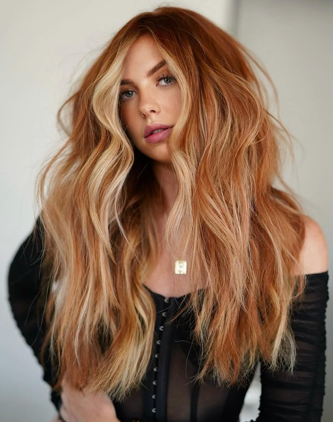 Mid-Back Waves With Copper Base And Blonde and Curtain Bangs Mid-Back Waves With Copper Base And Blonde and Curtain Bangs — Simple Ginger Highlights