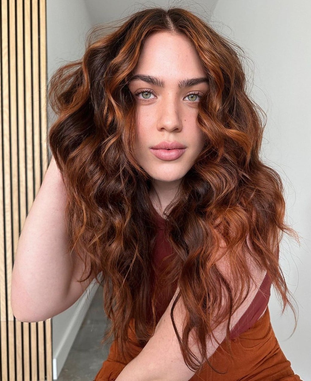 Glossy Mid-Back Waves With Curtain Bangs Glossy Mid-Back Waves With Curtain Bangs — Simple Ginger Highlights