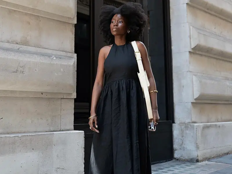 Simple Black Linen Dress with Gold Jewelry and Cream Crossbody Bag Simple Black Linen Dress with Gold Jewelry and Cream Crossbody Bag — Simple Going Out Outfits Black Women