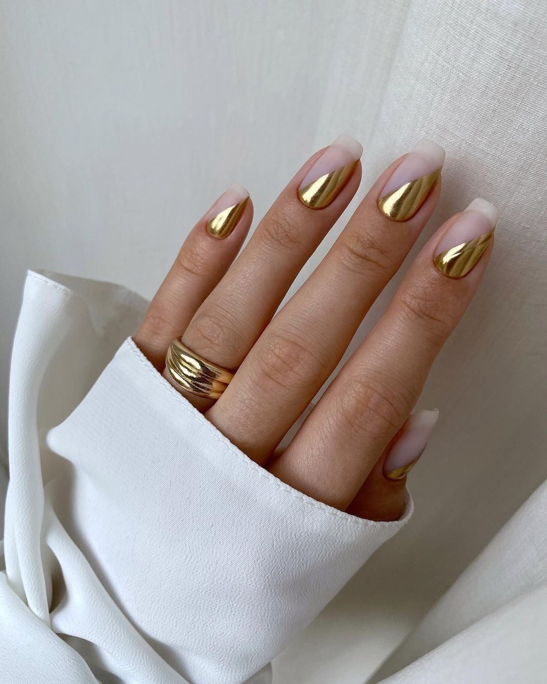 Nude Glossy Medium Almond Nails With Gold Lines Dots — Simple Gold Chrome Nails
