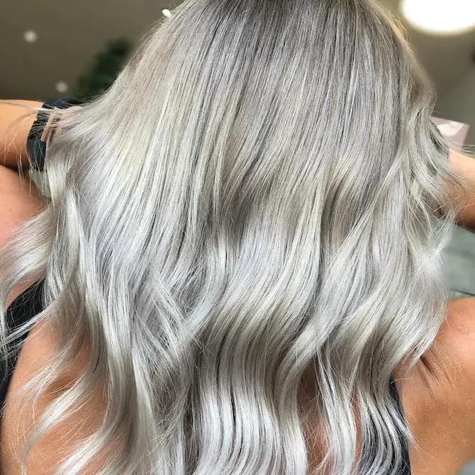 Collarbone Silvery Blonde With Darker Roots Collarbone Silvery Blonde With Darker Roots — Simple Gray Blending