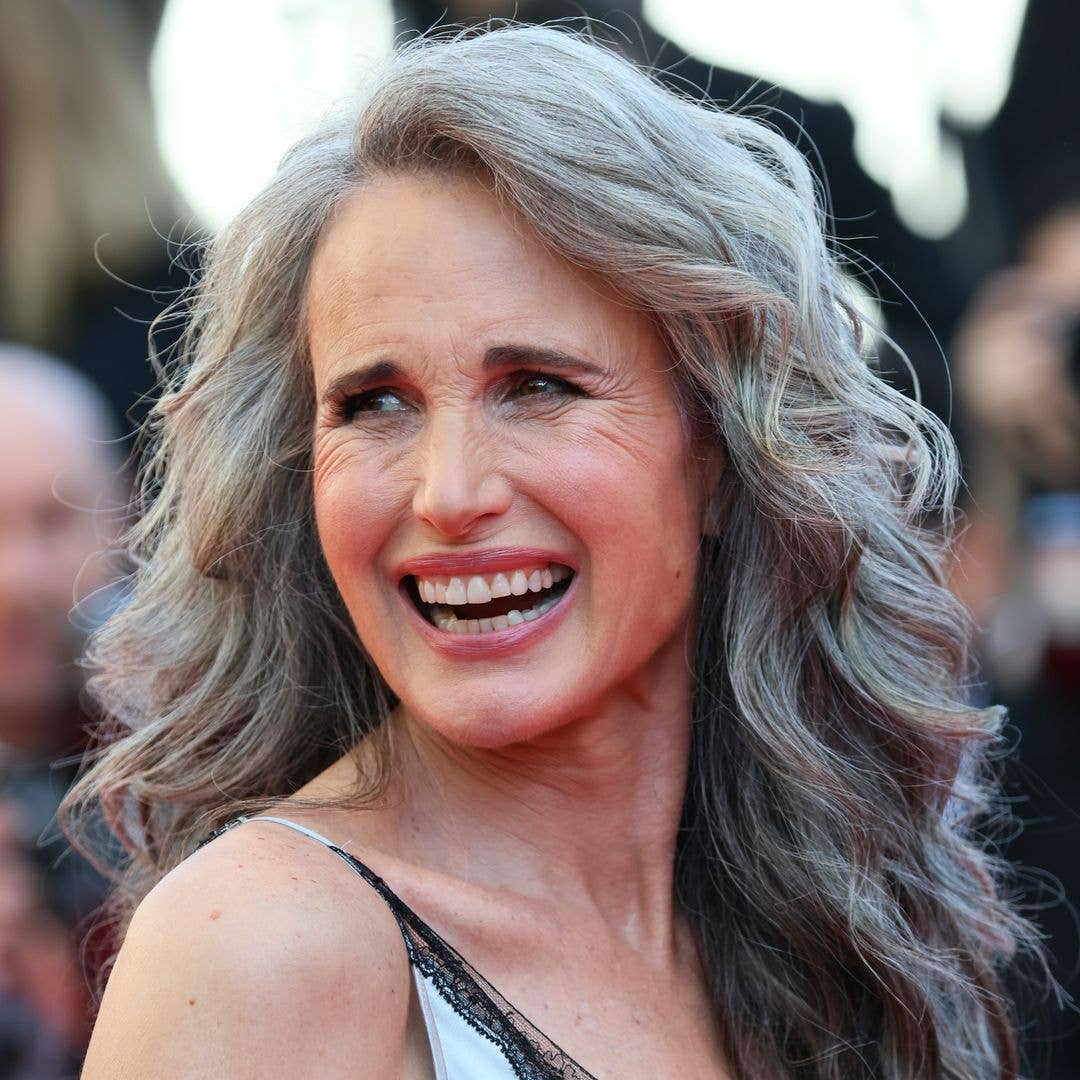 Mid-Back Wavy Gray Blend With Curtain Bangs Mid-Back Wavy Gray Blend With Curtain Bangs — Simple Gray Blending