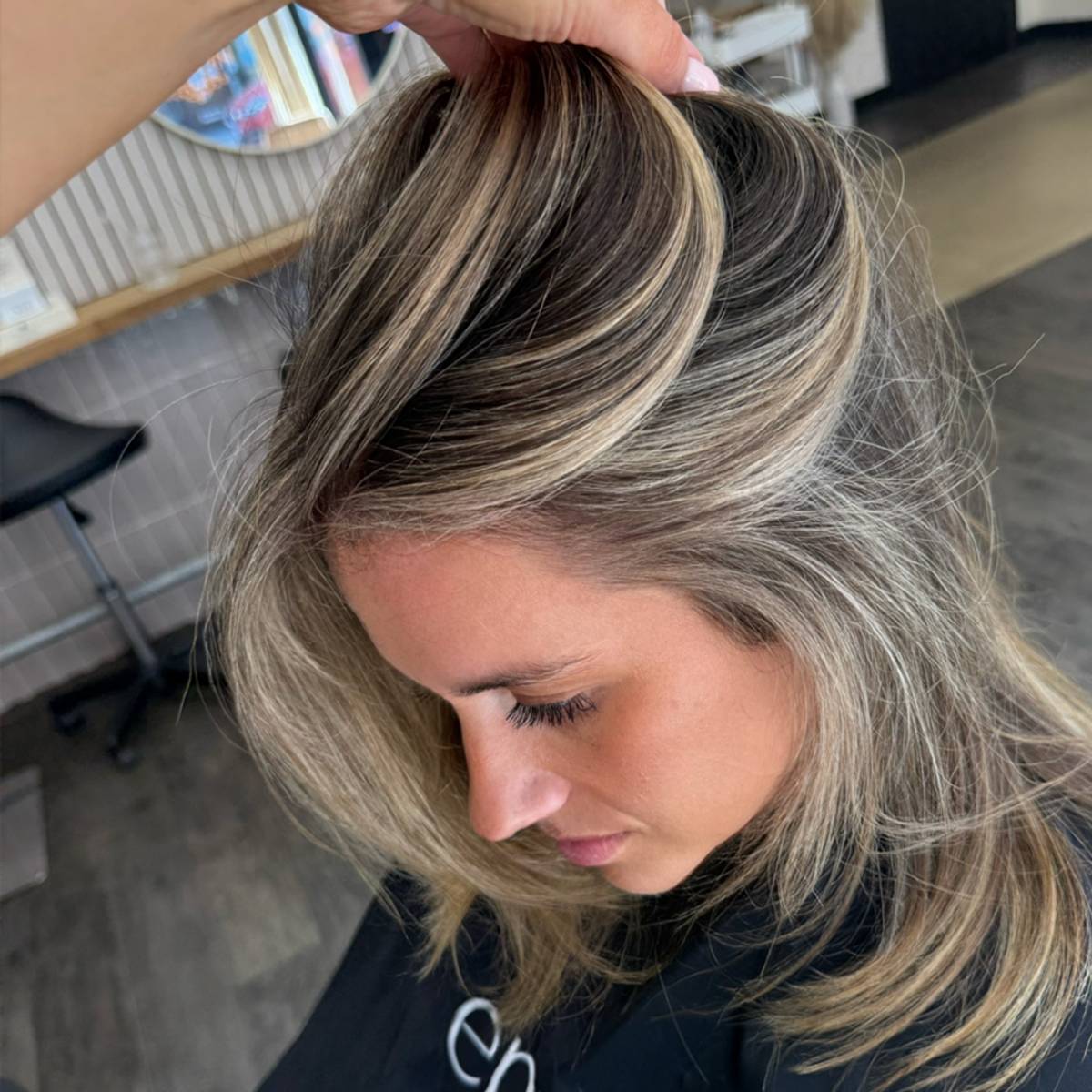 Collarbone Lob Dark Base Gray Blonde Highlights Collarbone Lob Dark Base Gray Blonde Highlights — Simple Gray Blending