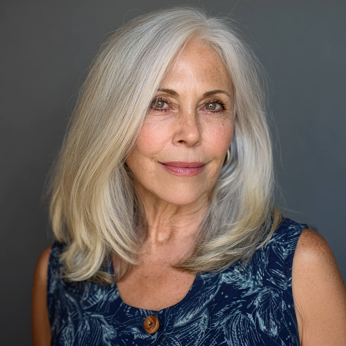Collarbone Gray Blonde Blend Air Dried Waves Collarbone Gray Blonde Blend Air Dried Waves — Simple Gray Blending