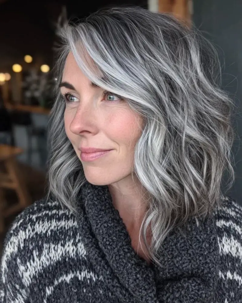 Collarbone Gray Blend With Side Swept Bangs Collarbone Gray Blend With Side Swept Bangs — Simple Gray Blending