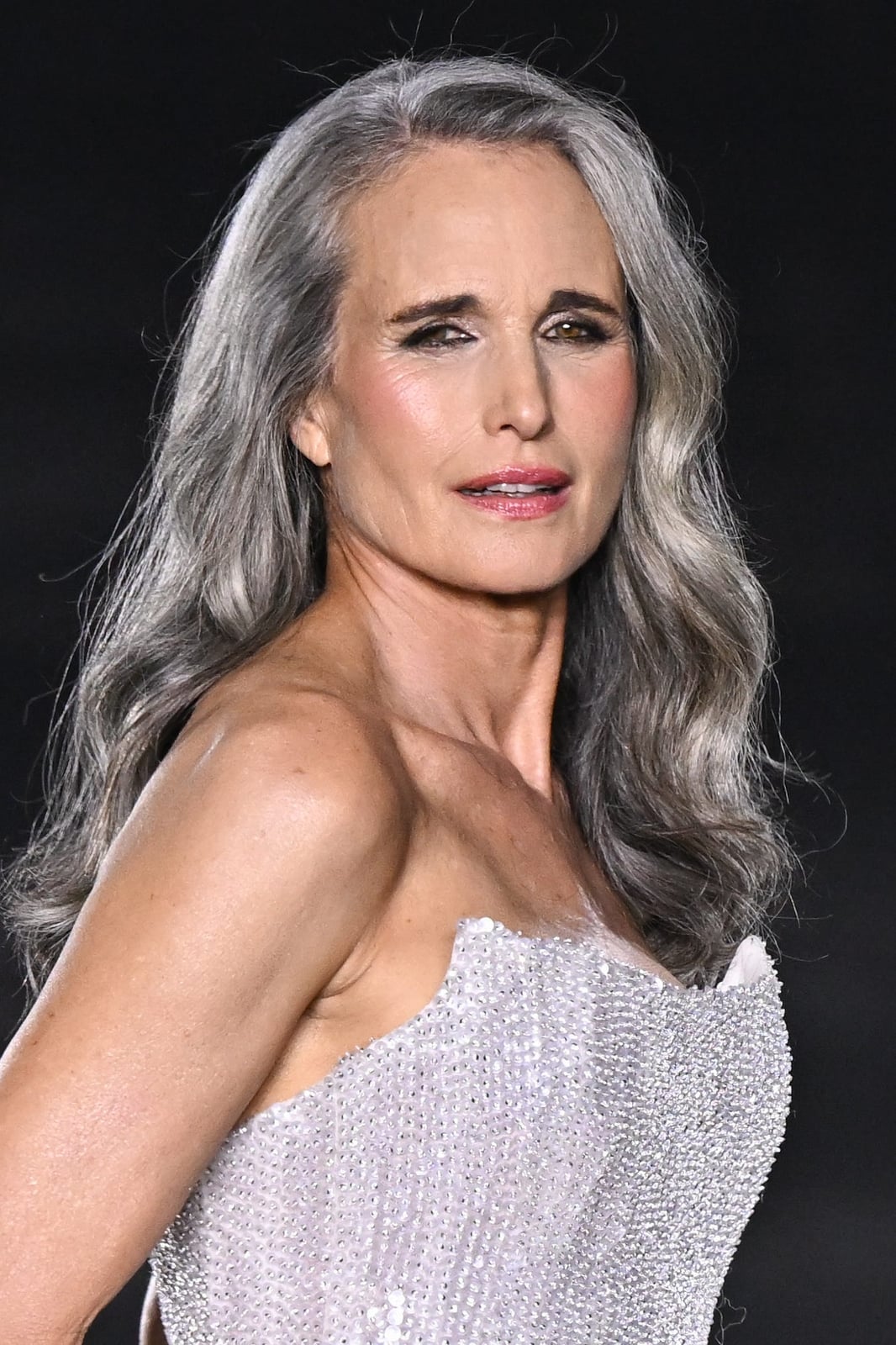 Collarbone Lob With Soft Waves and Curtain Bangs Collarbone Lob With Soft Waves and Curtain Bangs — Simple Gray Blending Hair