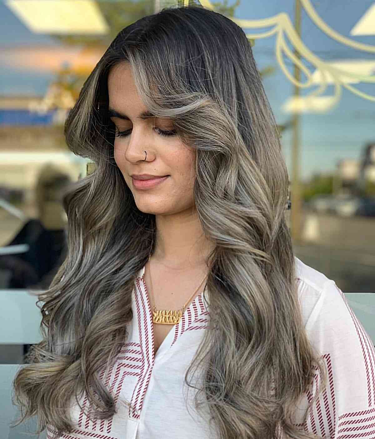 Mid-Back Layered Hair With Dimensional Gray Tones Mid-Back Layered Hair With Dimensional Gray Tones — Simple Gray Blending Hair