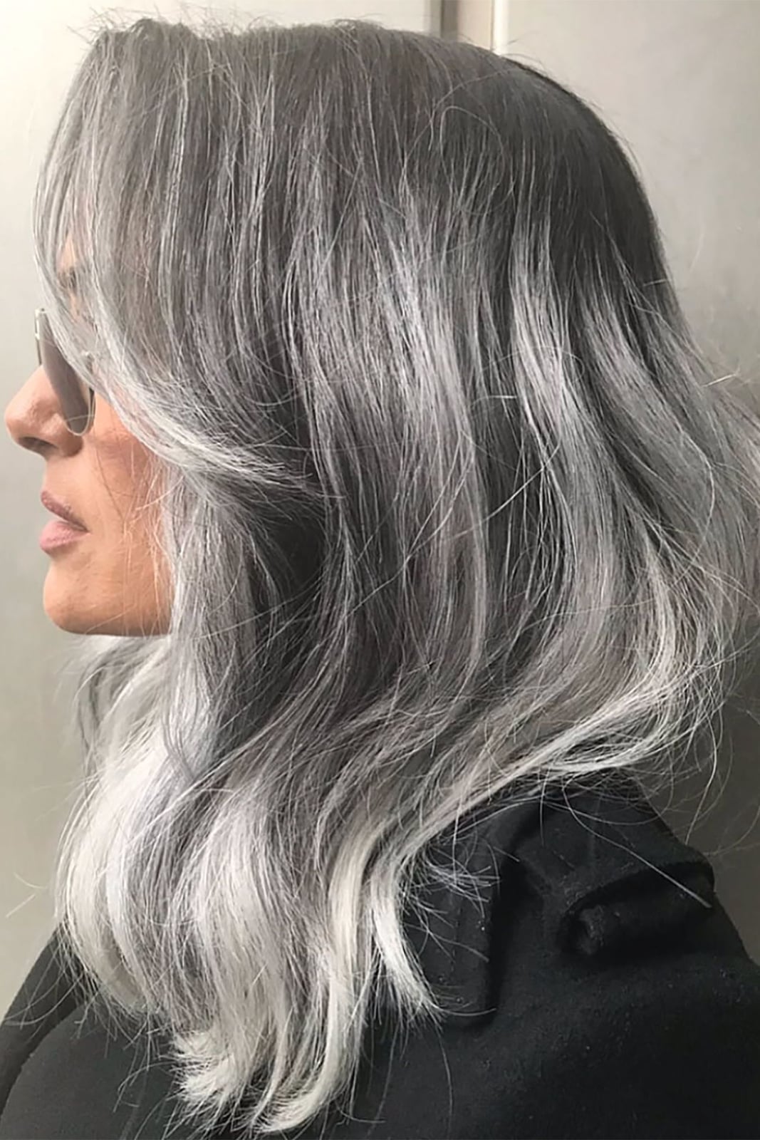 Collarbone Wavy Thick Hair in Striking Gray Collarbone Wavy Thick Hair in Striking Gray — Simple Gray Blending Hair