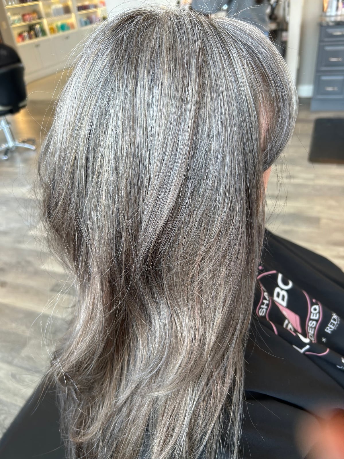 Mid-Back Layers With Natural Gray Blonde Blend, Wavy Mid-Back Layers With Natural Gray Blonde Blend, Wavy — Simple Gray Blending Hair