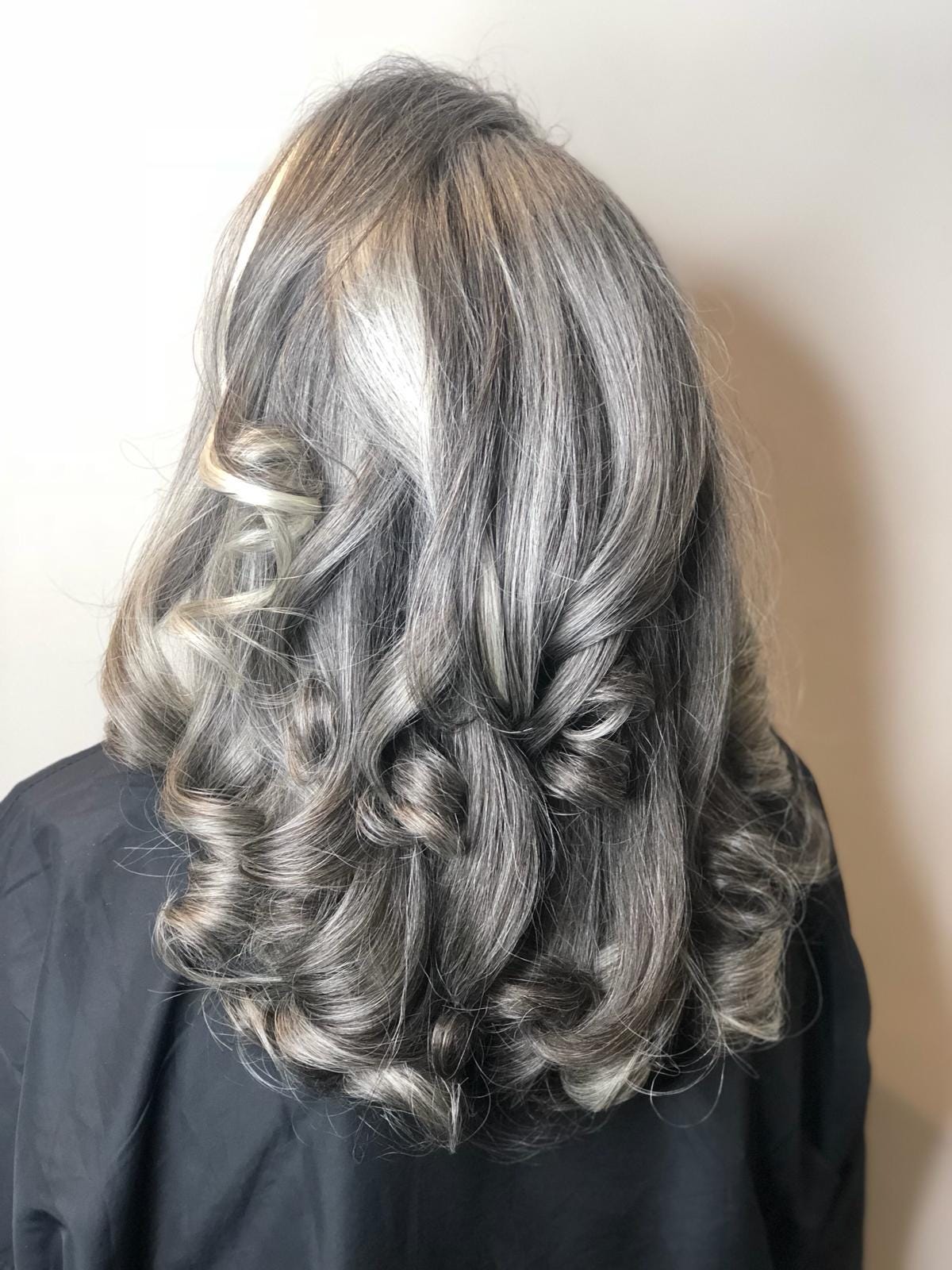 Collarbone Layers With Natural Ash Gray Blend Collarbone Layers With Natural Ash Gray Blend — Simple Gray Blending Hair