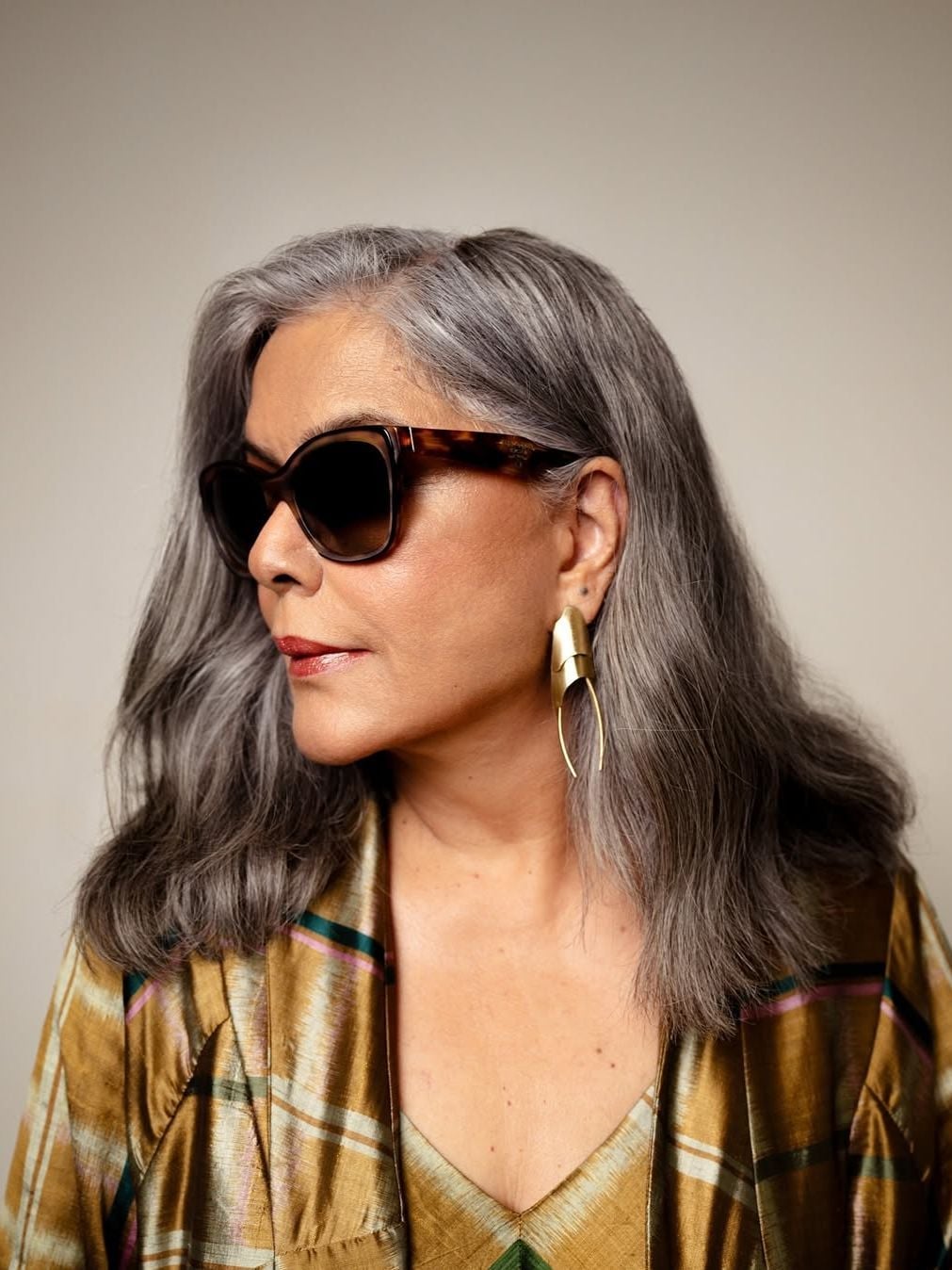 Collarbone Layers With Gentle Blowout Collarbone Layers With Gentle Blowout — Simple Gray Blending Hair Dark Brown