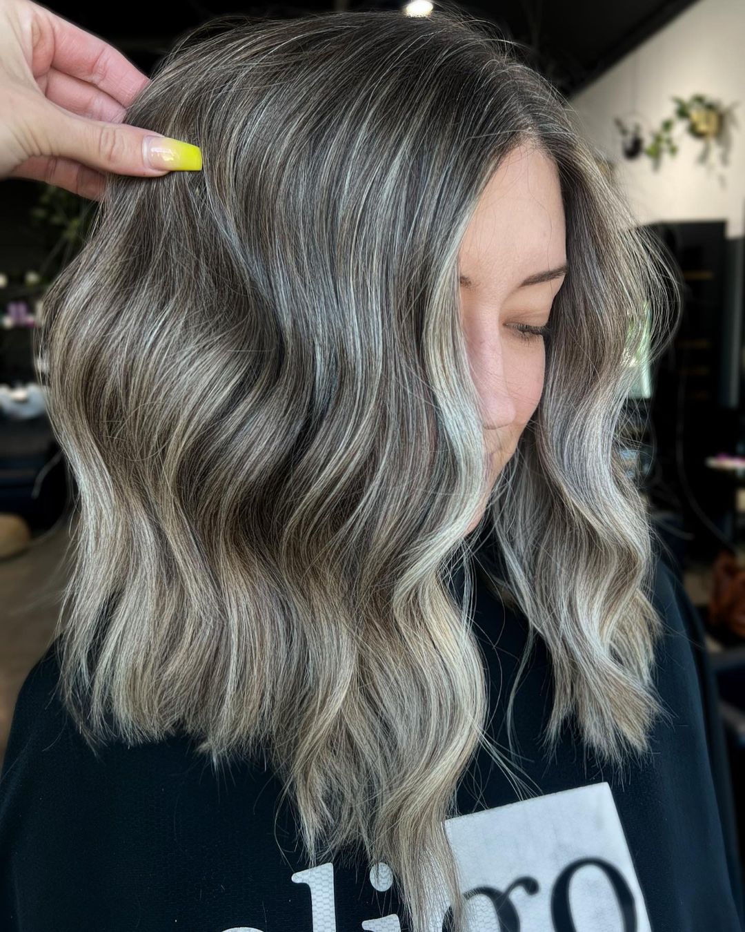 Collarbone Lob With Loose Waves Collarbone Lob With Loose Waves — Simple Gray Blending Hair Dark Brown