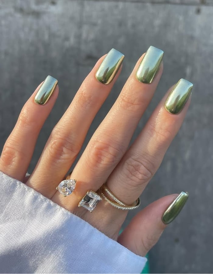 Deep Green Chrome With Gold Glitter Accent Nail Deep Green Chrome With Gold Glitter Accent Nail — Simple Green Chrome Nails