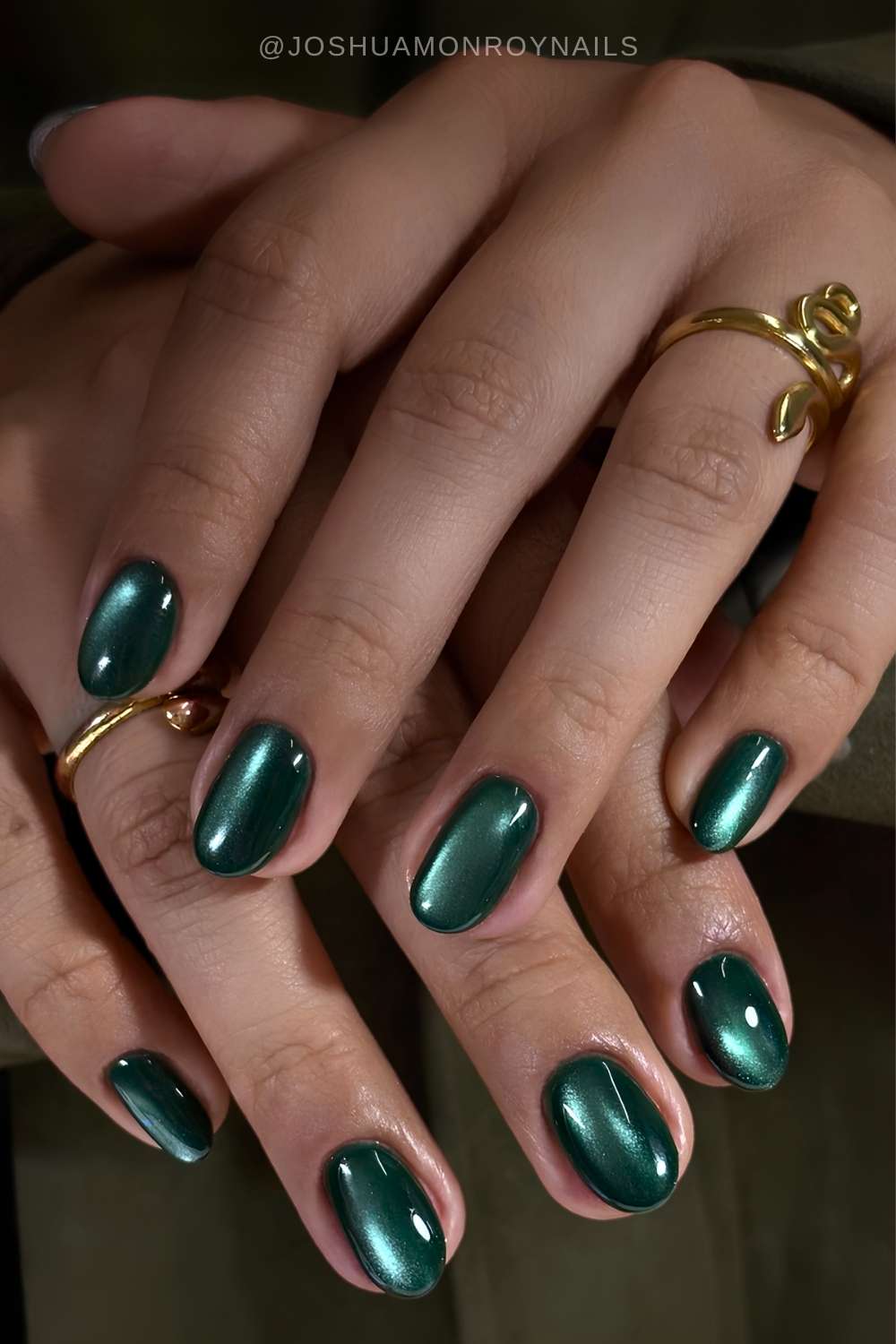 Short Oval Nails In Deep Green Chrome Short Oval Nails In Deep Green Chrome — Simple Green Chrome Nails