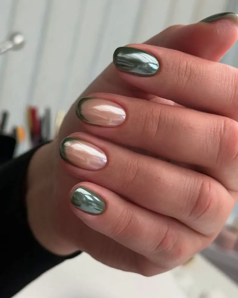 Short Oval Nails With Green Chrome French Tips Short Oval Nails With Green Chrome French Tips — Simple Green Chrome Nails