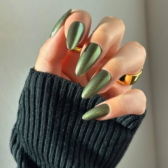 Rich Metallic Green Chrome Short Almond Nails Rich Metallic Green Chrome Short Almond Nails — Simple Green Chrome Nails