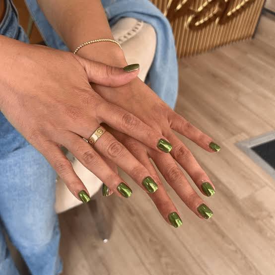 Vibrant Green Chrome Short Almond Nails Vibrant Green Chrome Short Almond Nails — Simple Green Chrome Nails