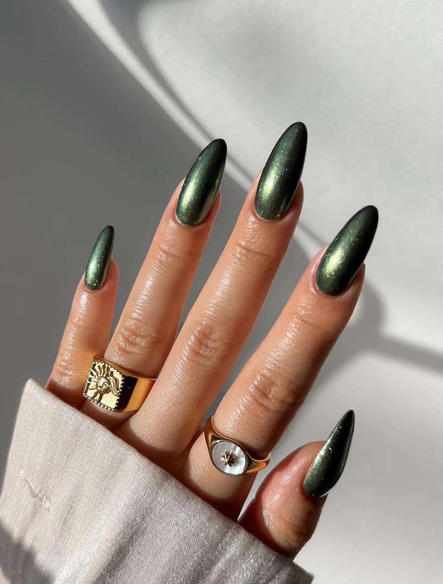 Deep Emerald Green Chrome Medium Oval Nails, Close-Up Take Deep Emerald Green Chrome Medium Oval Nails, Close-Up Take — Simple Green Chrome Nails