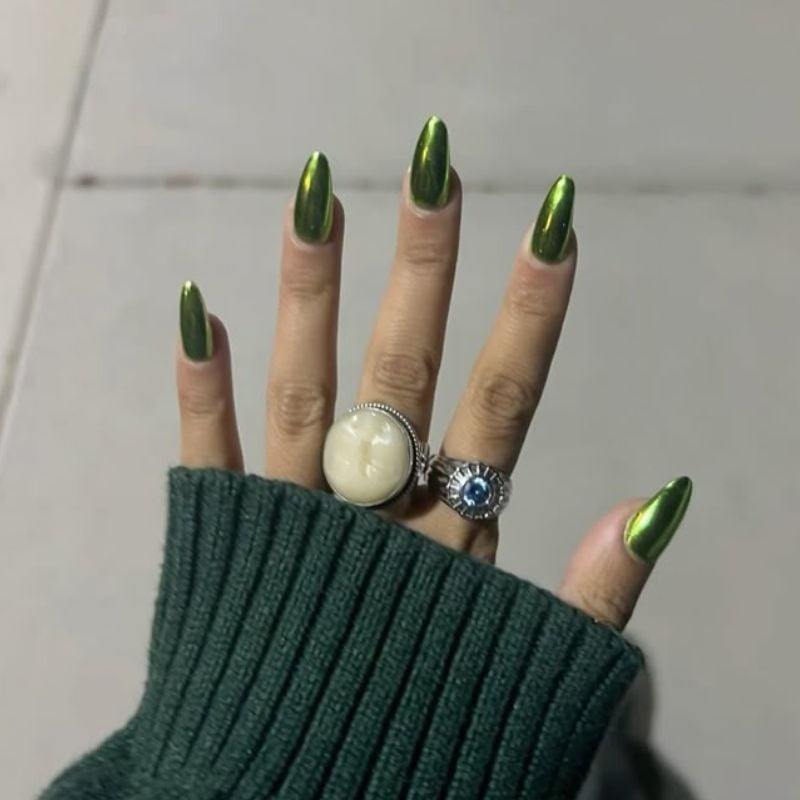 Vibrant Metallic Green Chrome Long Almond Nails Vibrant Metallic Green Chrome Long Almond Nails — Simple Green Chrome Nails