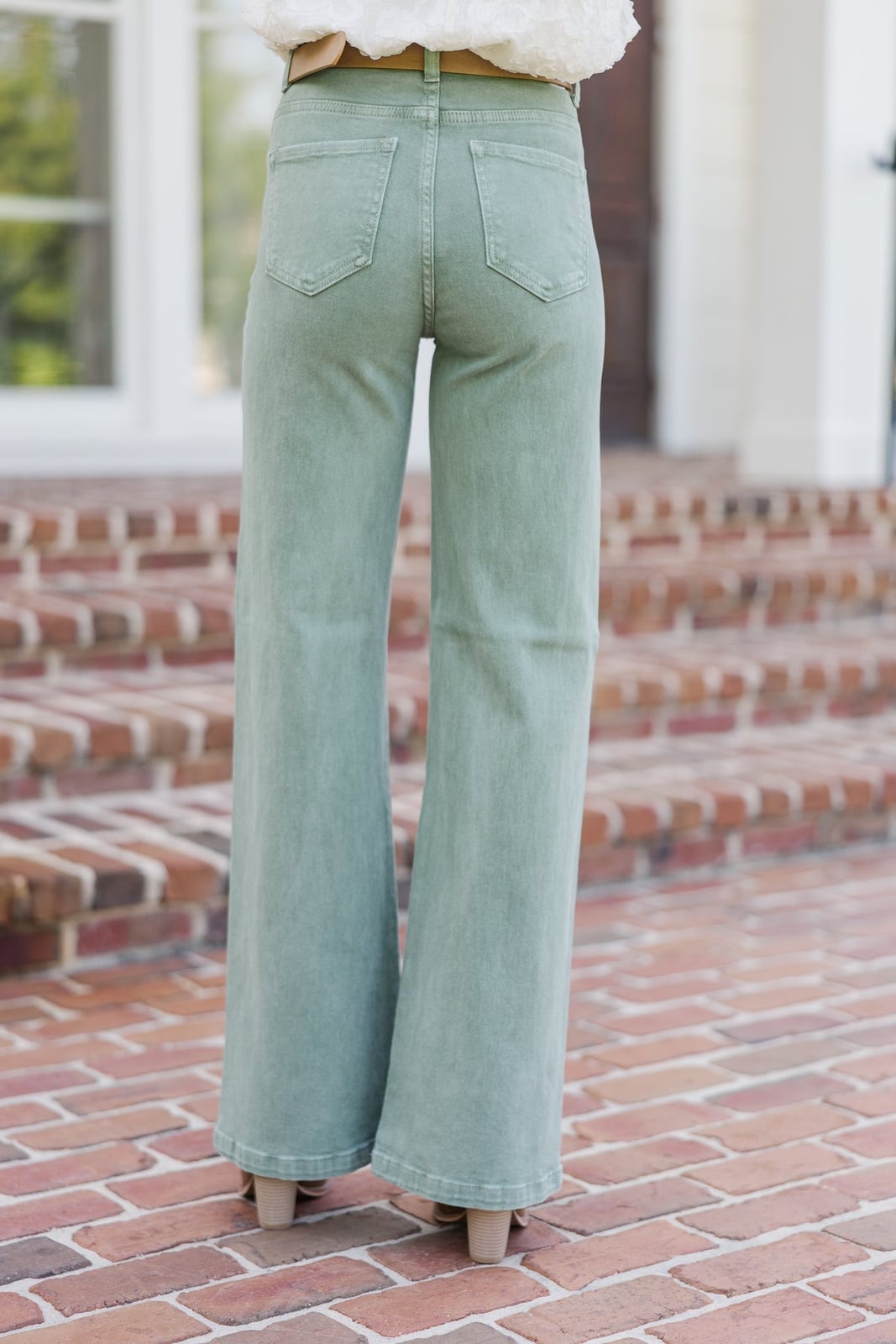 Light Green Wide Leg Jeans With White Belt — Simple Green Jeans Outfits
