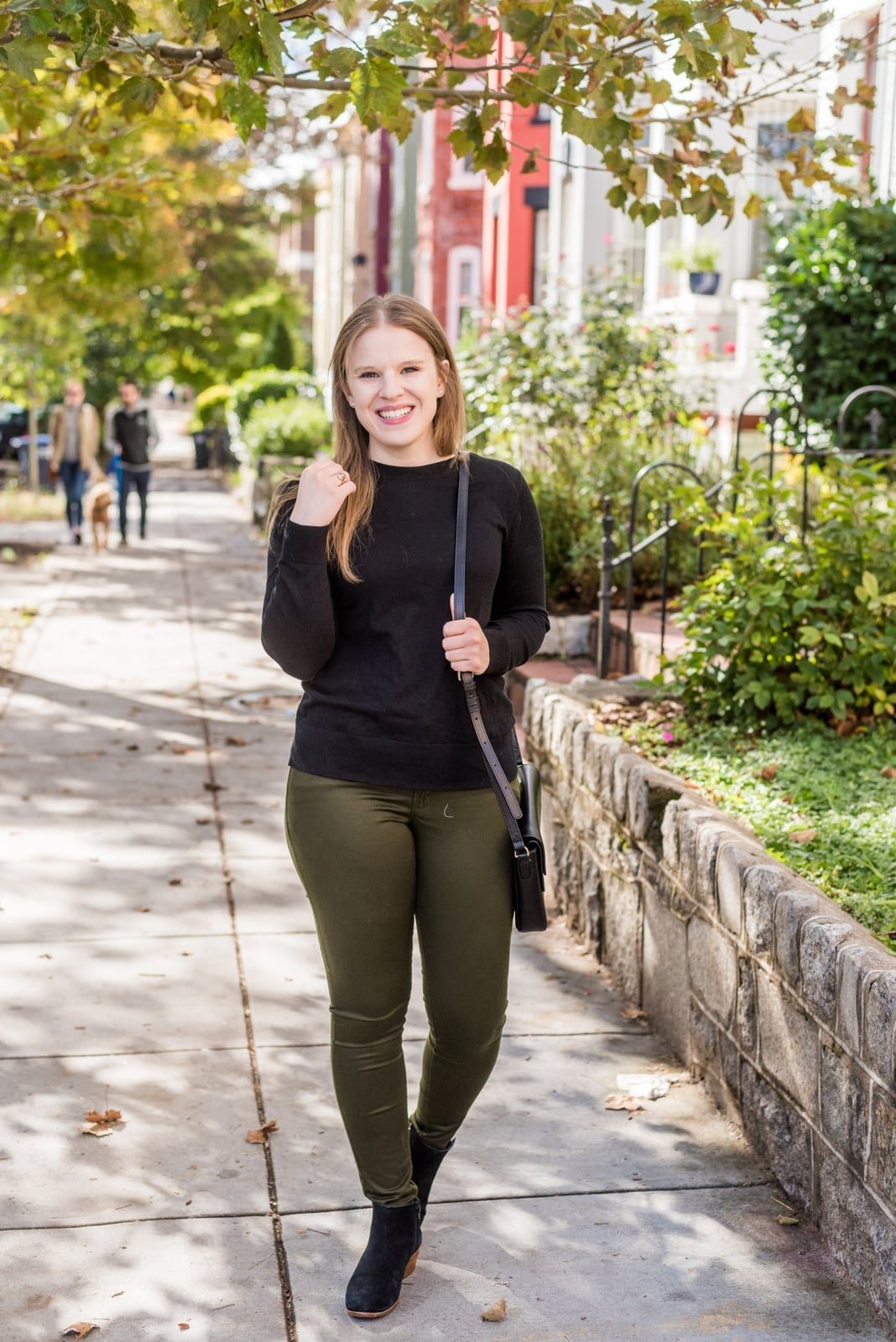 Olive Green Skinny Jeans With Black Sweater — Simple Green Jeans Outfits