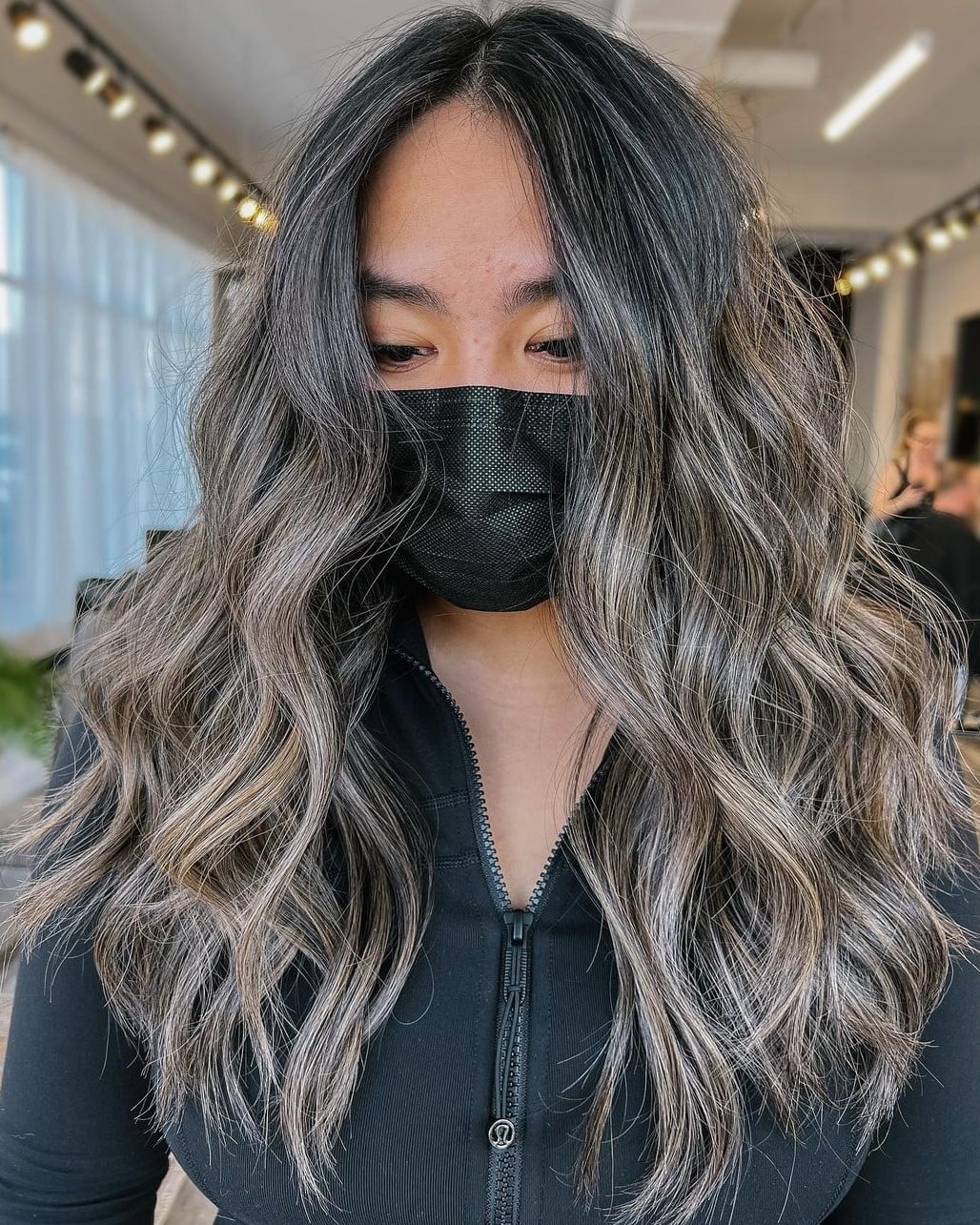 Mid-Back Dark Base With Ash Highlights, Wavy — Simple Grey Highlights