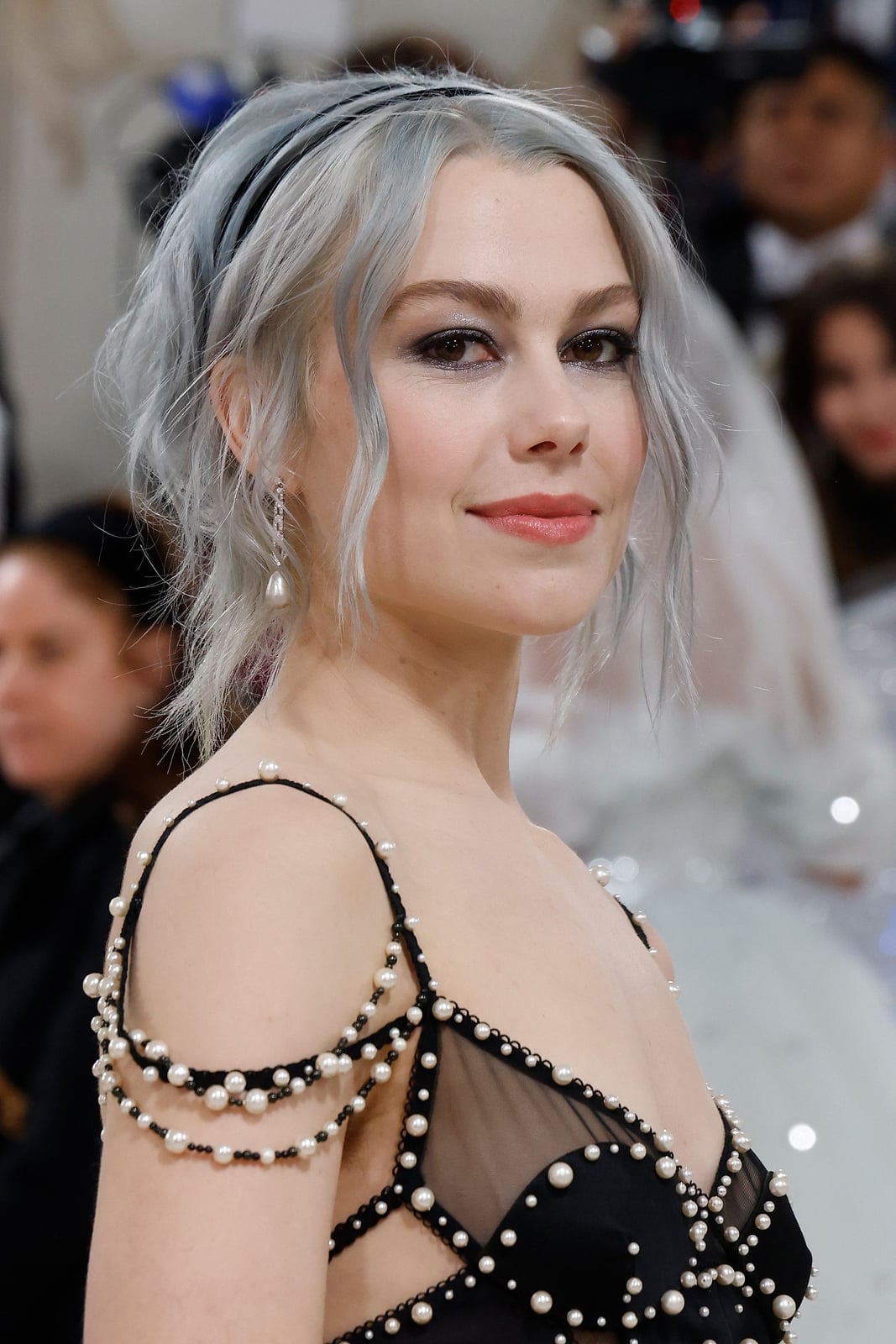 Ash Blonde Collarbone Lob With Silver Tones Ash Blonde Collarbone Lob With Silver Tones — Simple Hair Color Ideas