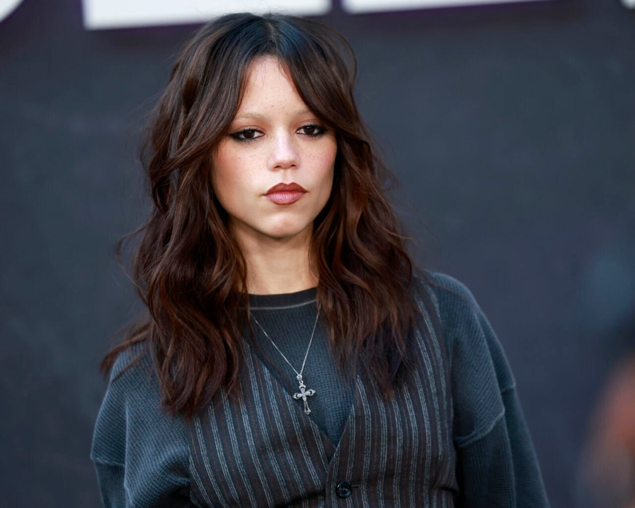 Mid-Back Waves With Curtain Bangs, Wavy Mid-Back Waves With Curtain Bangs, Wavy — Simple Hair Types Chart