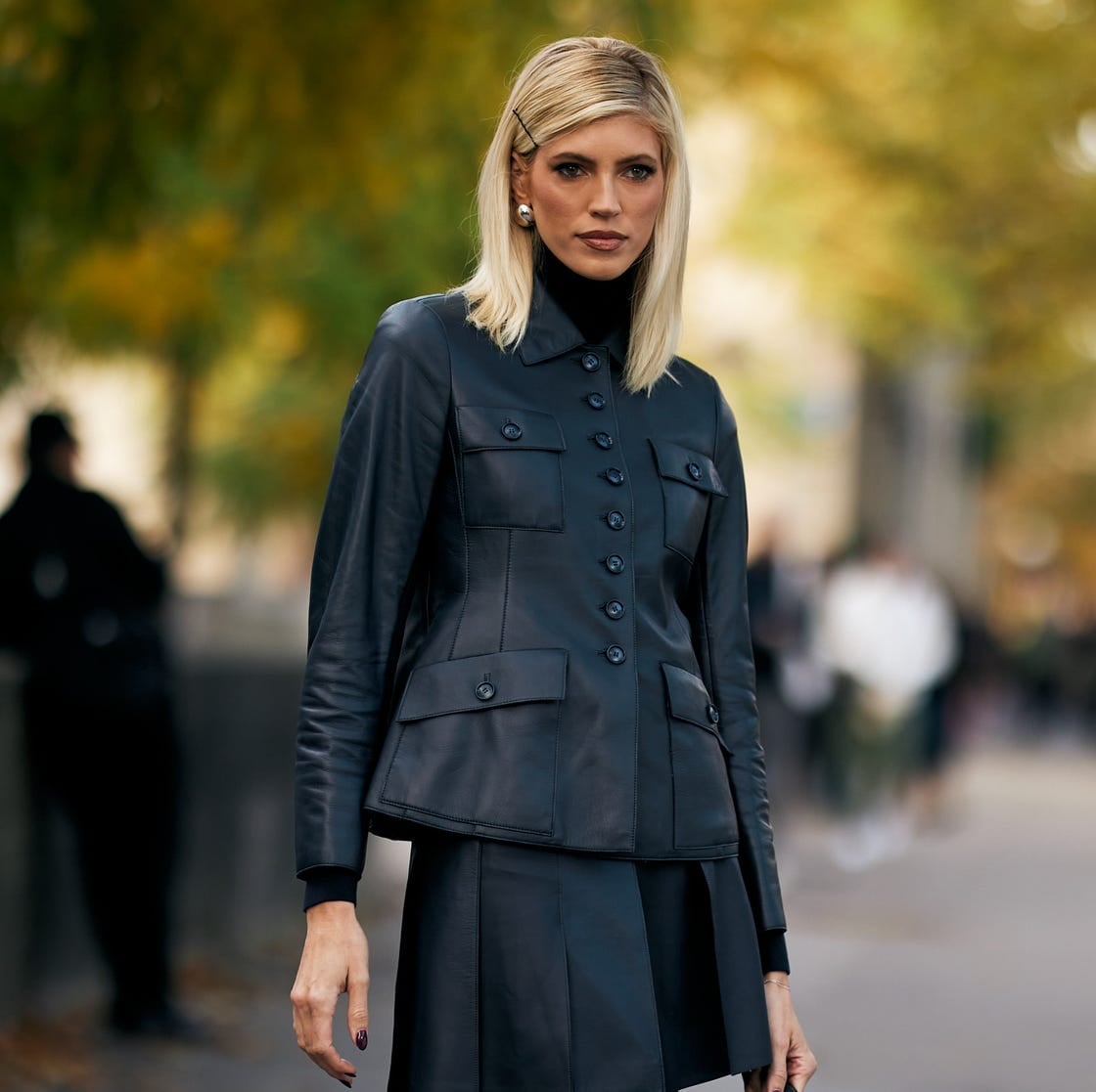 Collarbone Ash Blonde Lob With Layers Collarbone Ash Blonde Lob With Layers — Simple Haircuts for Thin Hair
