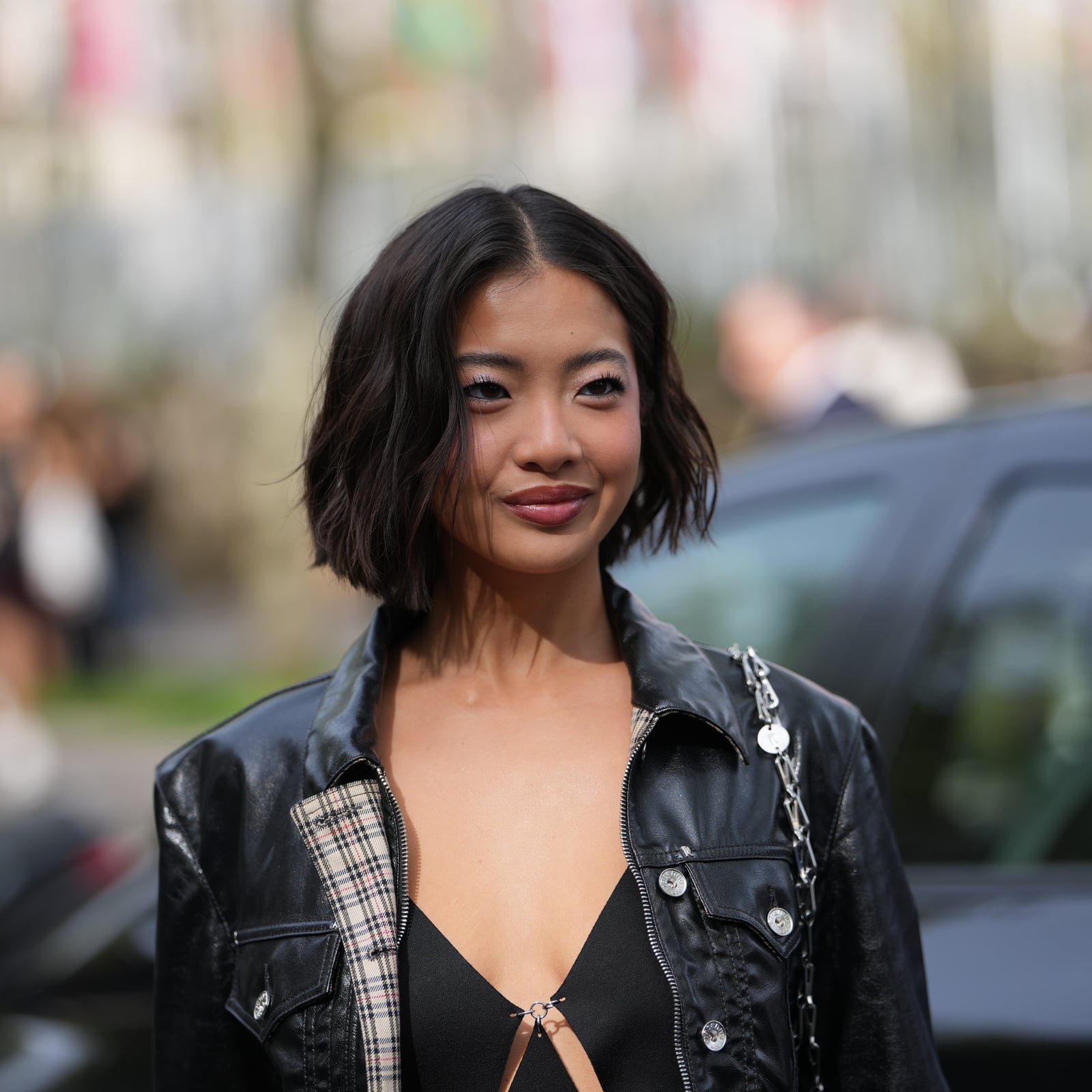 Chin Wavy Bob With Loose Waves Chin Wavy Bob With Loose Waves — Simple Haircuts for Wavy Hair