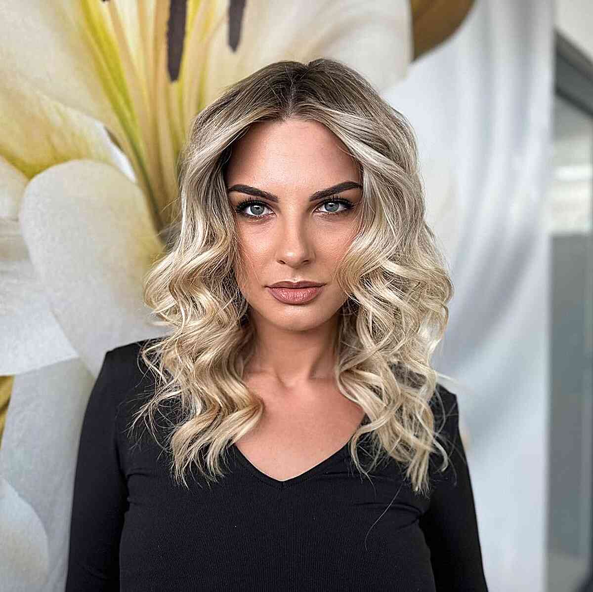 Shoulder Layers With Blonde Balayage and Curtain Bangs Shoulder Layers With Blonde Balayage and Curtain Bangs — Simple Haircuts for Wavy Hair