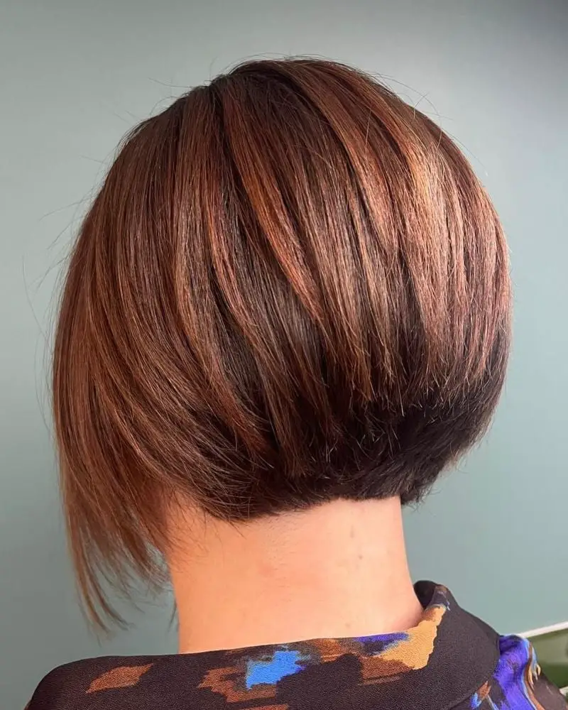 Stacked Collarbone Bob With Auburn Highlights Stacked Collarbone Bob With Auburn Highlights — Simple Haircuts for Women