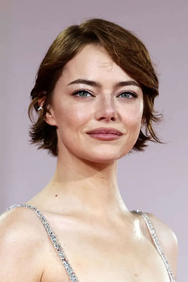 Short Bob With Sweeping Side Bangs Short Bob With Sweeping Side Bangs — Simple Haircuts Tutorial