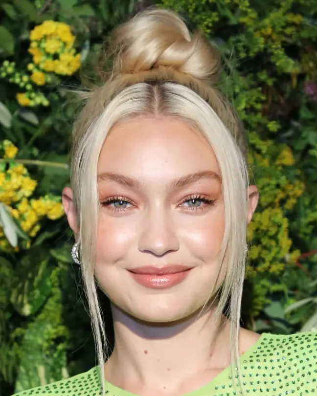 Blonde Shoulder Length Layers With Long Bangs and Loose Waves — Simple Hairstyles for Round Face