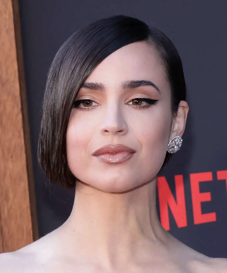 Fine Wavy Chin Bob With Curtain Bangs — Simple Hairstyles for Round Face