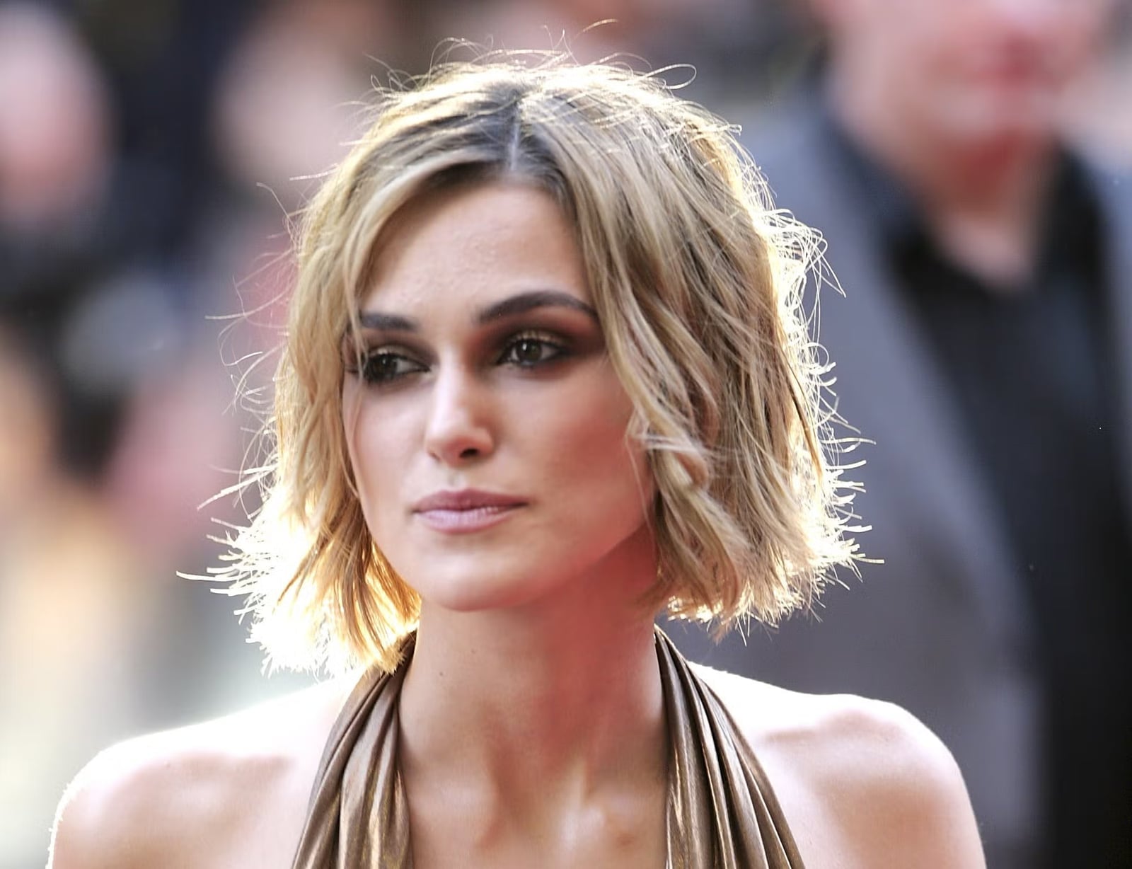 Layered Chin Bob With Crown Volume and Honey Blonde With Highlights Layered Chin Bob With Crown Volume and Honey Blonde With Highlights — Simple Hairstyles for Thinning Hair