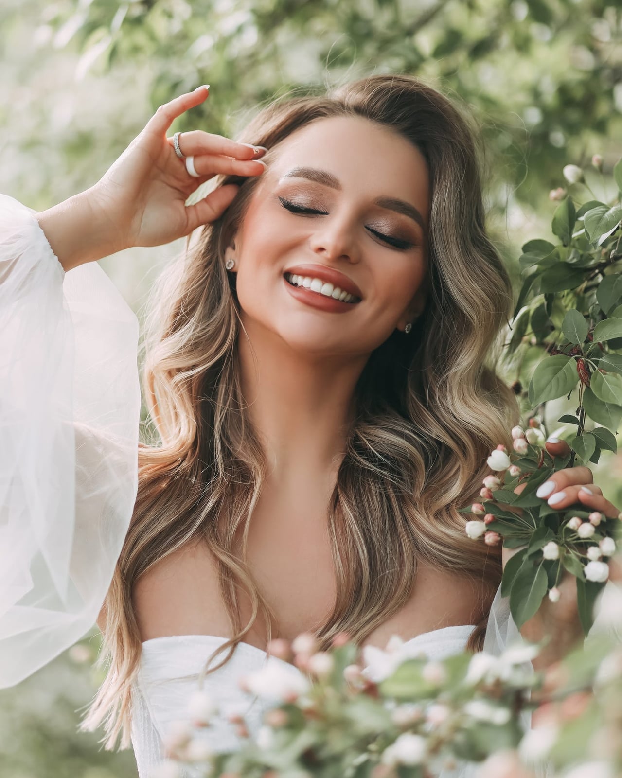 Loose Waves With Soft Curtain Bangs — Simple Hairstyles for Wedding