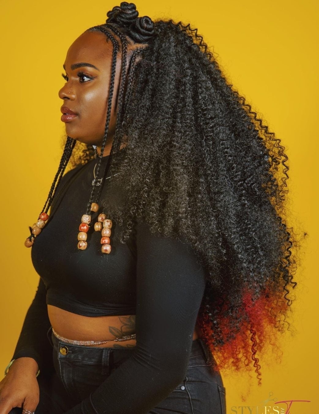 Mid-Back Curly Box Braids With Red Tips and Wood Beads Mid-Back Curly Box Braids With Red Tips and Wood Beads — Simple Hairstyles with Beads