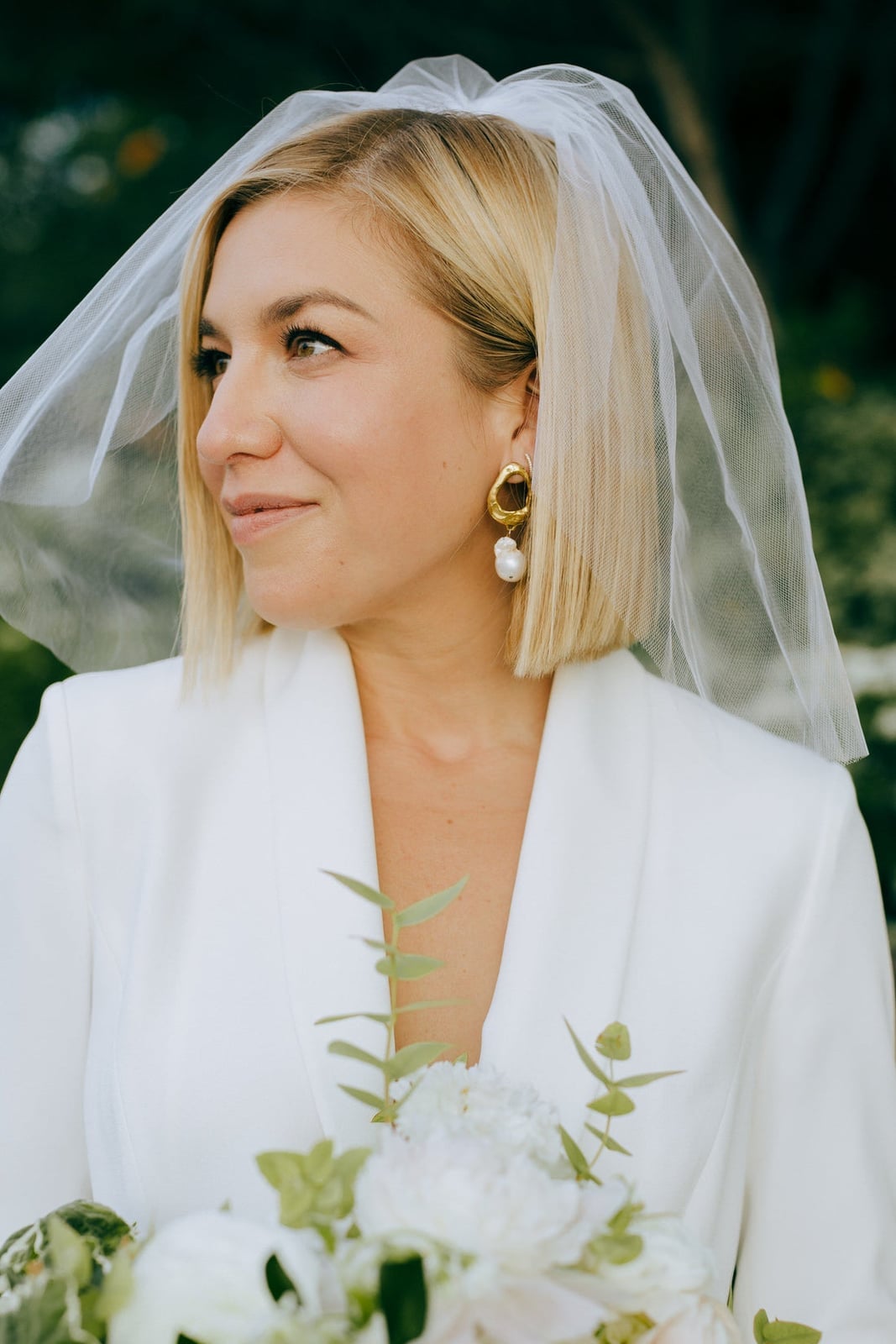Chin Length Bob With Blunt Bangs And Veil Chin Length Bob With Blunt Bangs And Veil — Simple Hairstyles with Veil