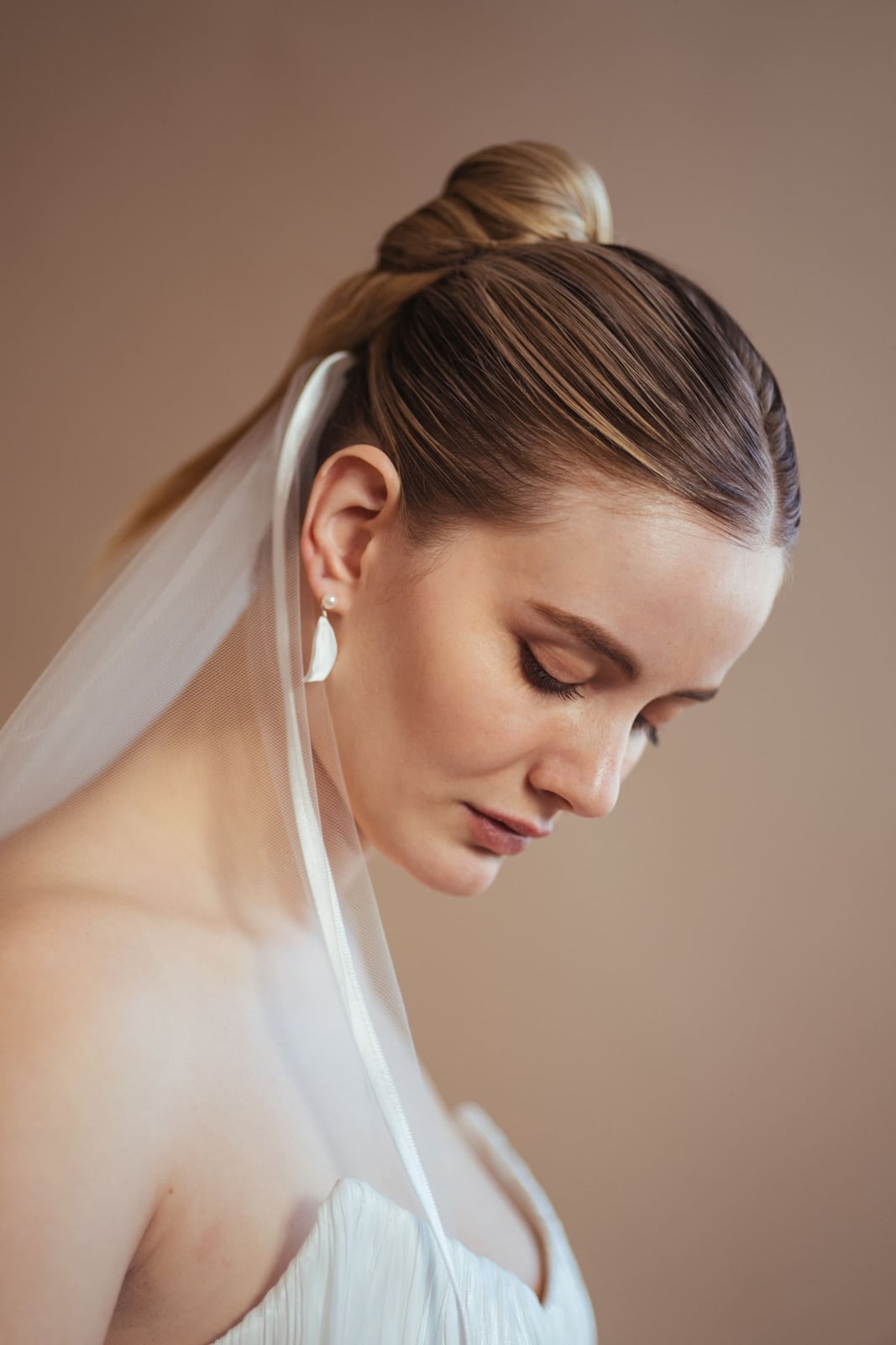 Collarbone Ash Blonde Layers With Waves and Face-Framing Pieces Collarbone Ash Blonde Layers With Waves and Face-Framing Pieces — Simple Hairstyles with Veil