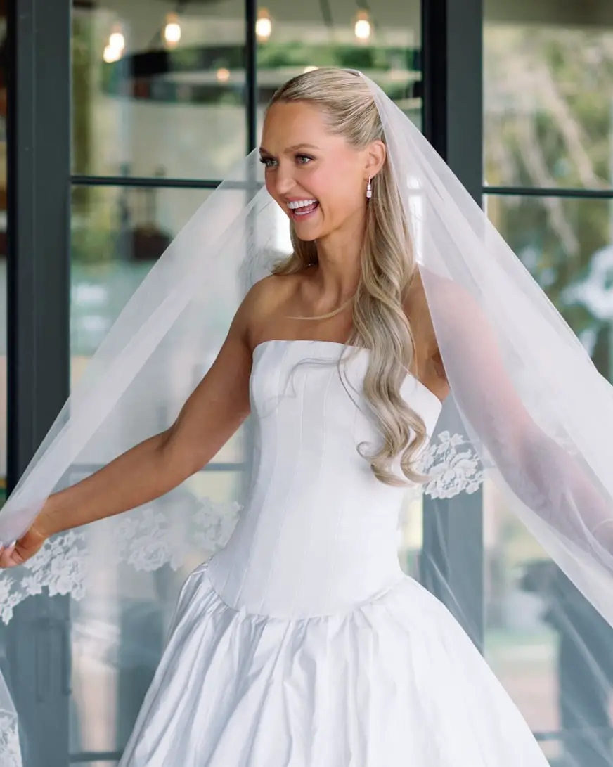 Thick Blonde Mid-Back Layers With Waves Thick Blonde Mid-Back Layers With Waves — Simple Hairstyles with Veil