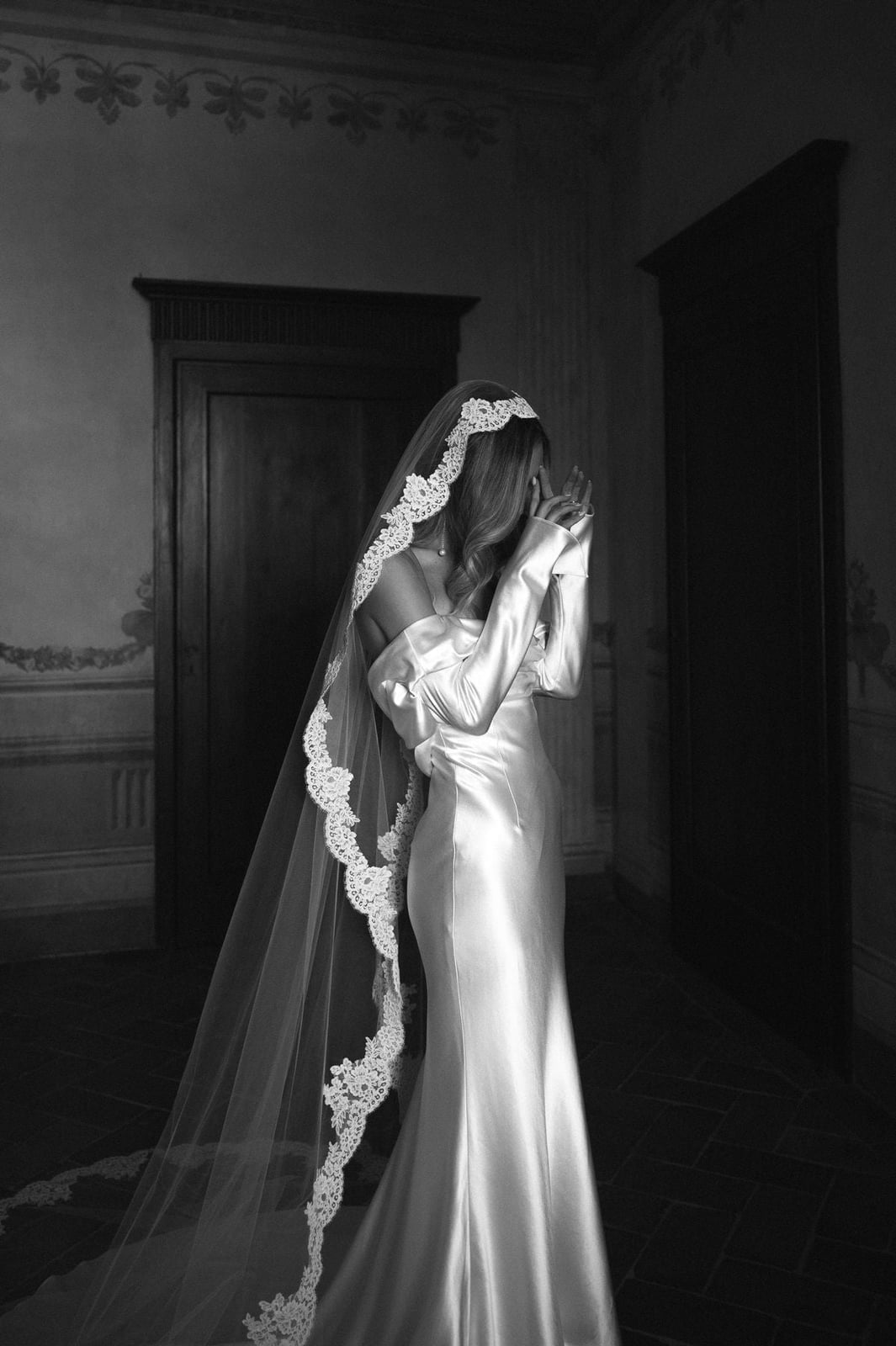 Long Blonde Waves With Dramatic Lace Veil Long Blonde Waves With Dramatic Lace Veil — Simple Hairstyles with Veil