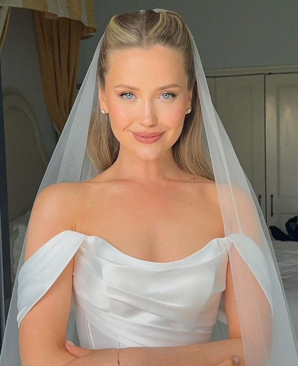 Long Wavy Blonde Hair With Lace Veil Long Wavy Blonde Hair With Lace Veil — Simple Hairstyles with Veil
